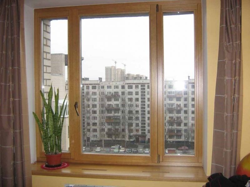 Окно из натурального дерева со стеклопакетом в квартире – смотрится уютно.