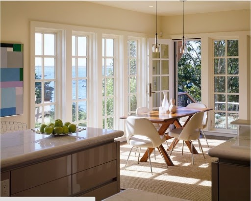 Витражные окна открывают - максимальное освещение дома.
