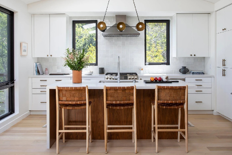 Кухонный гарнитур с окном посередине в частном доме дизайн