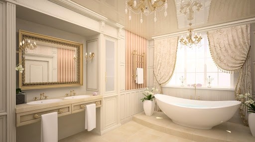 Окно с роскошными шторами в ванной.
