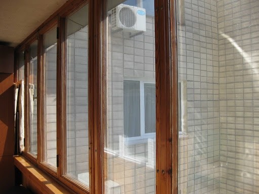 Простые деревянные окна с однокамерными стеклопакетами.