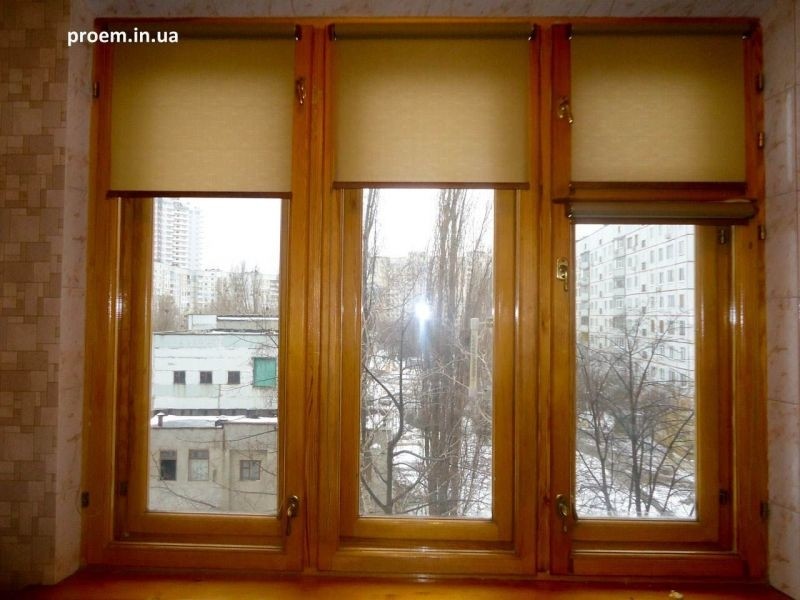 Деревянное окно со стеклопакетом в квартире.