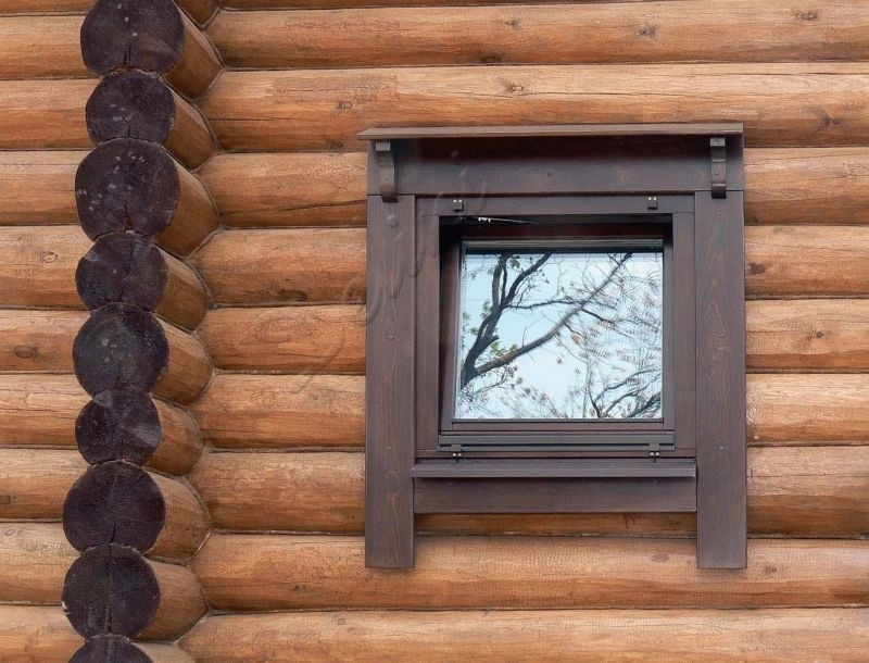 Крашенное деревянное окно в бане.